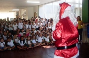 Papai Noel dos Correios encerra nesta sexta-feira entrega de presentes para crianças de escolas municipais de Maringá